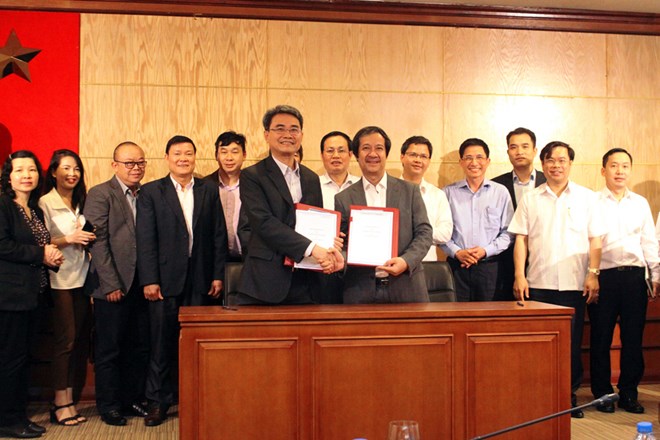 Ông Đinh Hữu Phí (trái) và ông Nguyễn Kim Sơn ký kết biên bản hợp tác triển khai các nội dung về sở hữu trí tuệ.