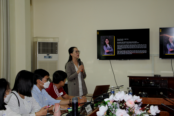 Bà Đường Vân Anh chuyên gia huấn luyện  GĐ chương trình Quỹ khởi nghiệp DN KH&CN Việt Nam chia sẻ kiến thức về cố vấn