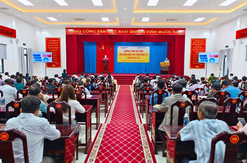 Tập huấn ứng dụng khoa học công nghệ và chuyển đổi số trên địa bàn xã Mỹ Tú, TP Cần Thơ. (Ảnh: VPĐT).
