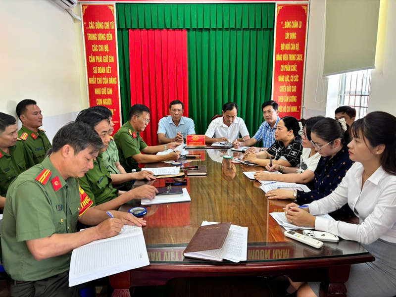 Buổi kiểm tra việc triển khai và tổ chức thực hiện Nghị quyết số 57-NQ/TW, ngày 22/12/2024 của Bộ Chính trị về đột phá phát triển khoa học, công nghệ, đổi mới sáng tạo và chuyển đổi số quốc gia tại xã Long Hưng.