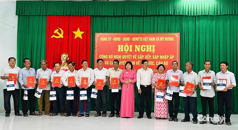 Lãnh đạo xã Mỹ Hương trao quyết định thành lập các ấp sau sắp xếp đơn vị hành chính, góp phần kiện toàn tổ chức bộ máy ở cơ sở. (Nguồn: xahoi.congly.vn)
