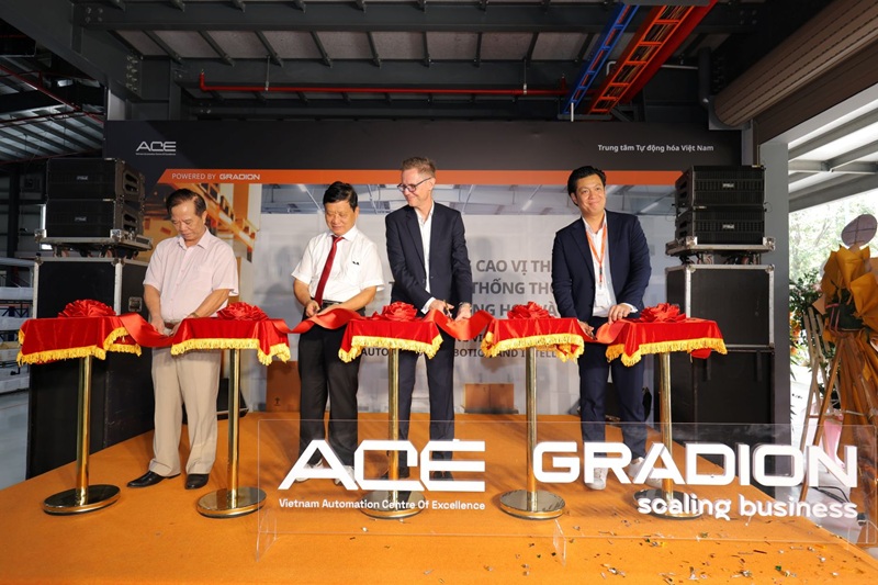 Các đại biểu cắt băng khánh thành trung tâm ACE - Ảnh: VGP/MT (chinhphu.vn)