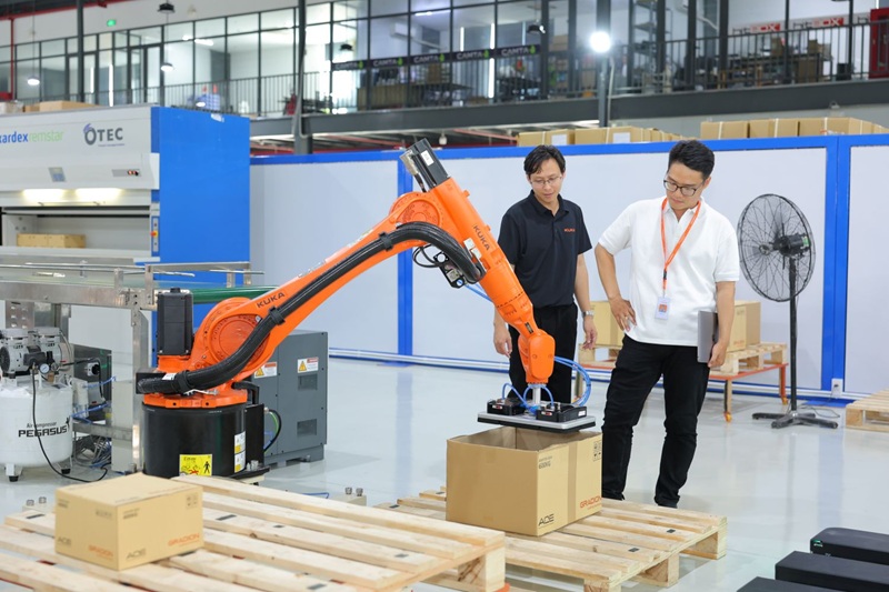 Đội ngũ chuyên viên Gradion tiến hành chạy thử robot tự động hoá - Ảnh: VGP/MT (chinhphu.vn)
