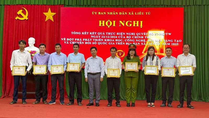 Trao tặng giấy khen cho các cá nhân có thành tích tốt trong triển khai thực hiện Nghị quyết số 71/NQ-CP ngày 01/4/2025 của Chính phủ thực hiện Nghị quyết số 57-NQ/TW của Bộ Chính trị