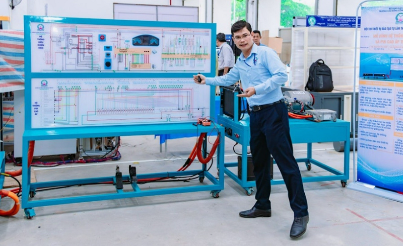 ThS Nguyễn Vĩnh Hiệp bên mô hình ô tô điện tại Hội thi “Thiết bị đào tạo tự làm TPHCM”. Ảnh: NTCC