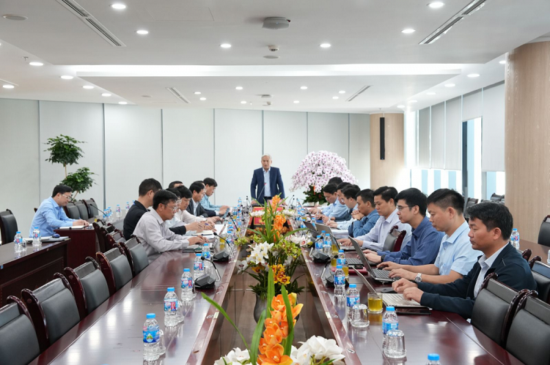 Tổng giám đốc Tập đoàn Vũ Anh Tuấn chủ trì hội nghị